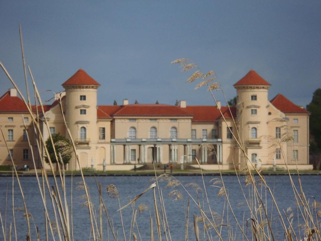 Schlossparkferienwohnungen Rheinsberg Mit Garten מראה חיצוני תמונה