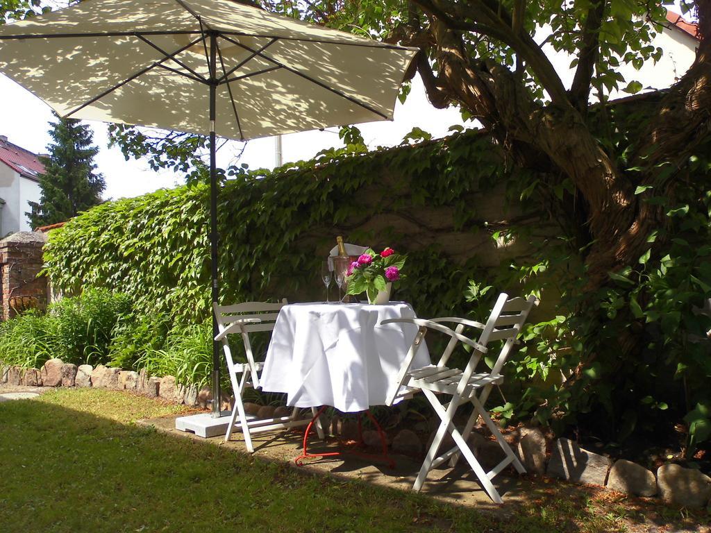 Schlossparkferienwohnungen Rheinsberg Mit Garten מראה חיצוני תמונה