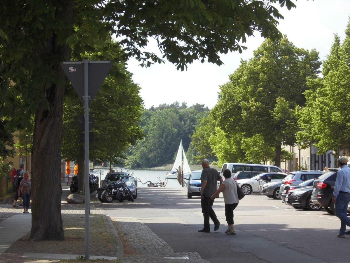 Schlossparkferienwohnungen Rheinsberg Mit Garten מראה חיצוני תמונה