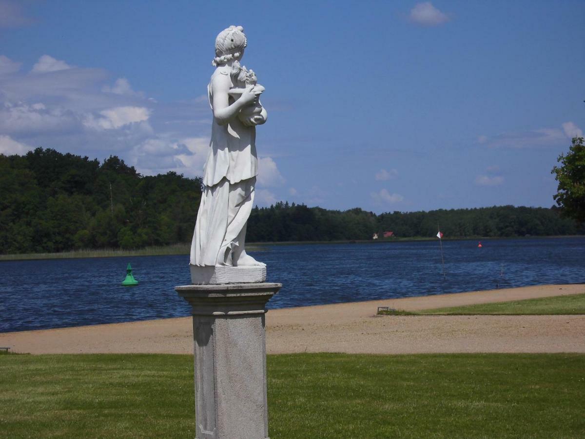 Schlossparkferienwohnungen Rheinsberg Mit Garten מראה חיצוני תמונה